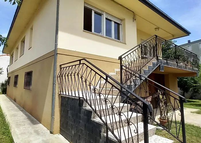 Casa Completa E Independiente En Centro De Melide